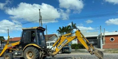 Começam os trabalhos de reparo e substituição de bloquetos na Rua José de Souza Castro, em Camaquã