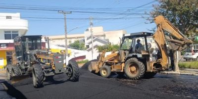 Começa a aplicação da manta asfáltica na Rua Benjamin Constant, em Camaquã