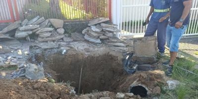 Melhoria na rede de esgoto é realizada em rua do bairro Jardim do Forte, em Camaquã