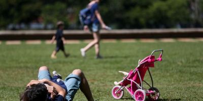 Licença-paternidade de até 20 dias é aprovada no Senado 
