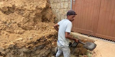 Serviço de manutenção na rede de esgoto é realizado em rua do bairro Vila Nova, em Camaquã